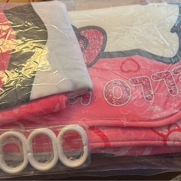 Hello Kitty Tumbler and Soap/Lotion Dispenser Set, bundled with 5 piece BR set. - Picture 4 of 4